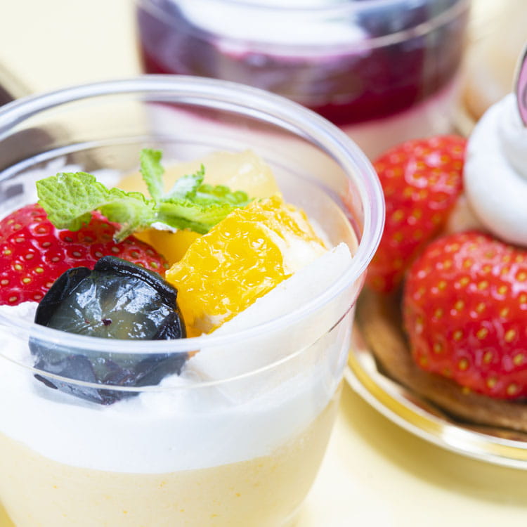 乳製品と卵不使用のプリンと季節のフルーツ添え